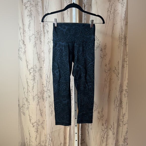 Lululemon Wunder Under Crop (Hi-Rise) (Full-On Luxtreme 21")
Blue Black (4) - Picture 5 of 10